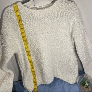 White stitched women's sweaters, long sleeves, round neck. Weight 105